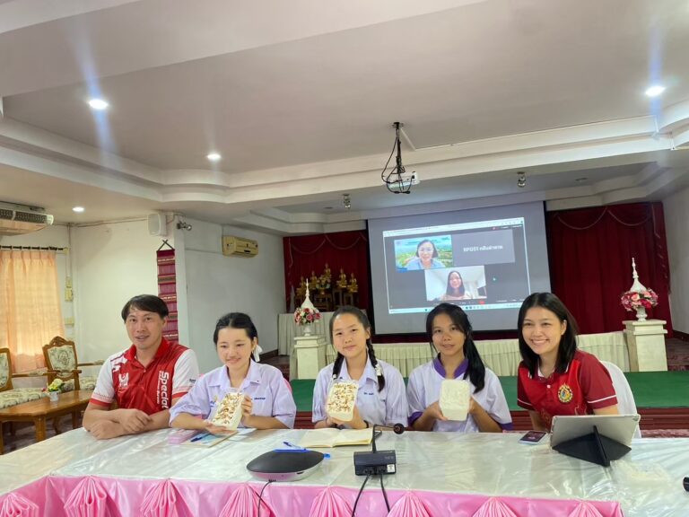 รูปถ่ายคู่กับผลงานและครูที่ปรึกษา